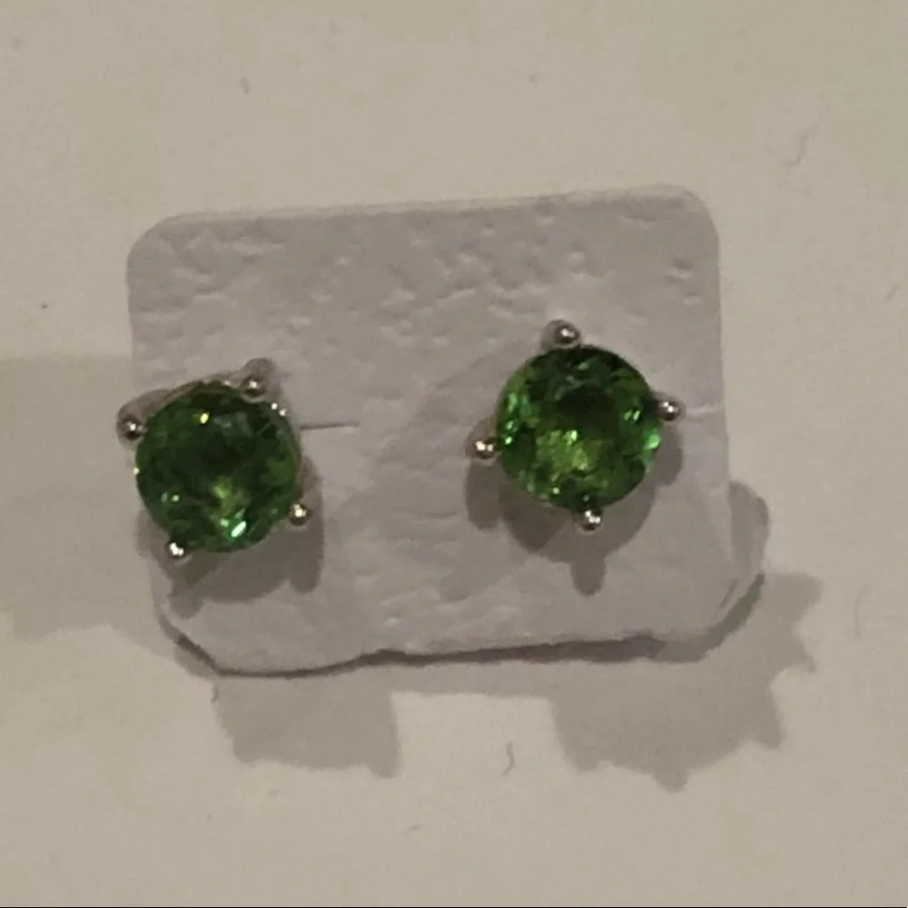 925 Silver , color changing stones green / beige stunning post earrings